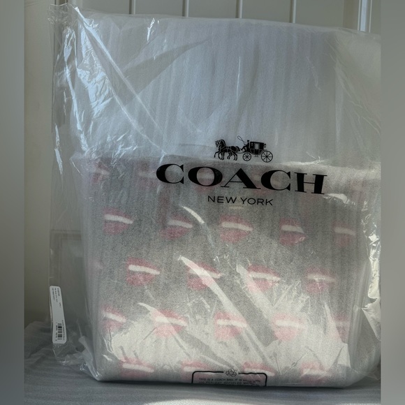 NWT Coach Tote In Signature Canvas - Picture 14 of 14